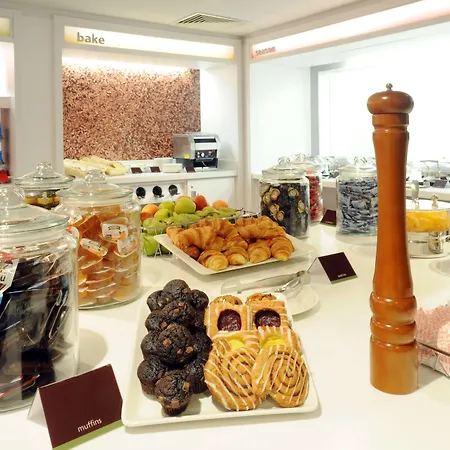 Hampton By Hilton מלון 3*