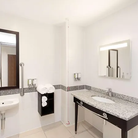 Hampton By Hilton מלון 3*
