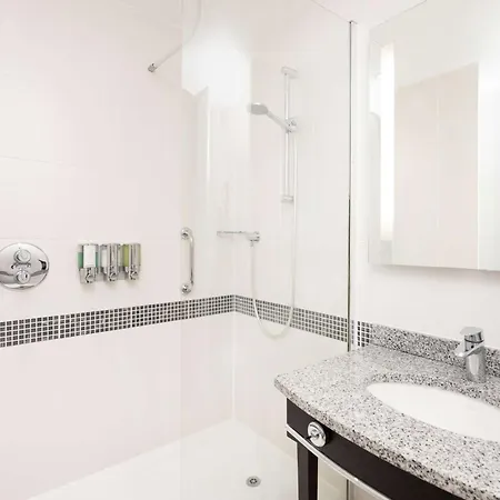 מלון Hampton By Hilton 3*