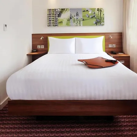 מלון Hampton By Hilton 3*